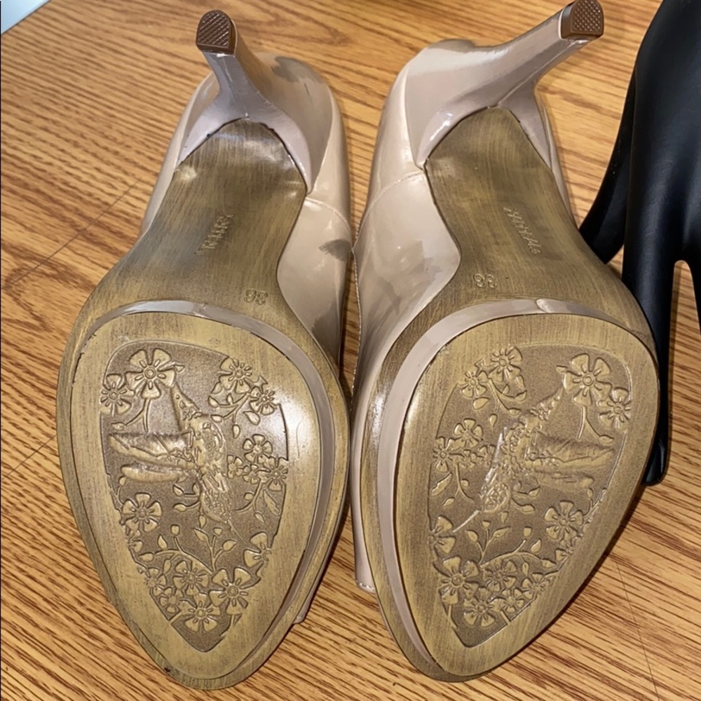 Shoes - Picture 4 of 7